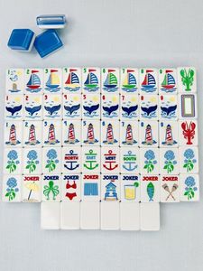 Ensemble de Mahjong Nantucket Coastal Nautical American, tuiles de Mahjong en acrylique gravées bicolores bleues avec bateau à voile, phare et ancre - Product Image 1