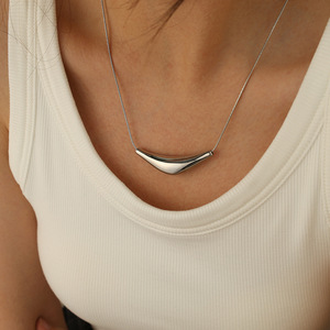 Collar de Acero Inoxidable con Colgante Geométrico en Forma de U, Estilo Minimalista Europeo Americano, Diseño de Arco Irregular en Tono Dorado y Plateado - Product Image 2