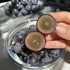 Plateau du Yunnan été <span class=keywords><strong>raisin</strong></span> <span class=keywords><strong>noir</strong></span> haut <span class=keywords><strong>de</strong></span> gamme fruits frais bouquet entier goût doux conservation <span class=keywords><strong>de</strong></span> l'eau emballage en vrac - Product Image 4