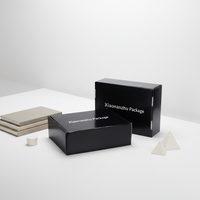 Grandes boîtes d'expédition en carton ondulé recyclables imprimées, avec logo/design graphique personnalisé en relief pour emballage cadeau