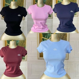 Nouveau T-<span class=keywords><strong>shirt</strong></span> décontracté à <span class=keywords><strong>manches</strong></span> <span class=keywords><strong>courtes</strong></span> et col rond pour <span class=keywords><strong>femme</strong></span> avec décoration en strass, 100 % <span class=keywords><strong>coton</strong></span> et élasthanne, coupe ajustée, collection Printemps 2026, vente en gros - Product Image 4