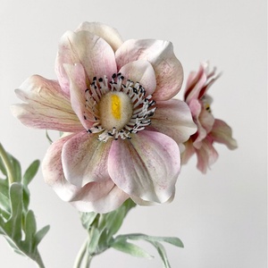 Fleur d'anémone artificielle aux tons délicats, tige rose pâle et blanche, fausses fleurs pour une décoration intérieure élégante, un style raffiné pour la table, un mariage aérien - Product Image 1