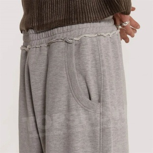 Pantalons de survêtement surdimensionnés et lourds personnalisés en usine OEM, couleur unie, ourlet brut, taille élastique, pantalons de survêtement décontractés, pantalons à jambes larges - Product Image 2