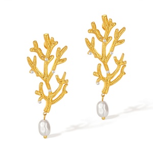 Boucles d'oreilles clous tendance vintage personnalisées en acier inoxydable plaqué or, hypoallergéniques, haut de gamme, avec perles de corail, pour femme, idéales pour un anniversaire - Product Image 1