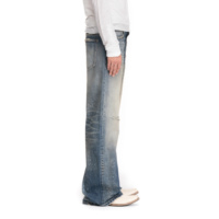 Jean bootcut homme en denim délavé personnalisé, coupe éléphant, braguette boutonnée, effet usé et délavé, style streetwear