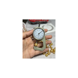 Cette perle de mer en or de qualité AA, exquise, de 12 mm, dégage une élégance intemporelle, avec une beauté naturelle et un charme luxueux. - Product Image 3