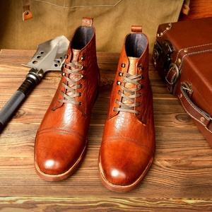 Bottes de travail rétro marron en cuir de vachette pur avec texture résistante à l'usure. Elles sont des bottines d'extérieur élégantes et luxueuses. - Product Image 5