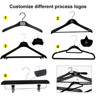 Ensemble de cintres en bois de hêtre naturel avec logo personnalisé, encoches antidérapantes, crochet en métal noir mat, cintres solides en bois pour présentation en hôtel