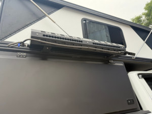 Portes d'accès latérales affleurantes tendances avec serrures renforcées et panneau de toit sans couture pour camion - Product Image 5