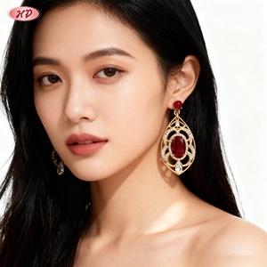 Hengdian Jewelry Wholesale - Pendientes Colgantes Huecos de Zirconia Roja Chapados en Oro de 18K Estilo Vintage, Unisex, para Fiestas, Bodas, Oficina (MOQ 12) - Product Image 3