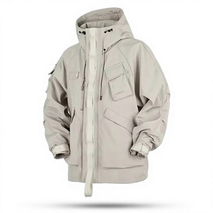 เสื้อแจ็คเก็ตผู้ชายสีเบจแบบมีฮู้ด ผ้า softshell กันน้ำ ซิปแบบรูด มีกระเป๋า ทรงโอเวอร์ไซส์ เหมาะสำหรับใส่ในฤดูหนาวและกิจกรรมกลางแจ้ง - Product Image 1