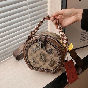 Sac à main bandoulière de luxe rond pour femme, grande capacité, avec badge et foulard en soie, idéal pour la plage et la mode - Product Image 1