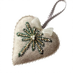 Cerceau de broderie en coton brodé à la main, motif cœur et pin, perles, durable, écologique, 15 cm, pour décoration de sapin de Noël - Product Image 1