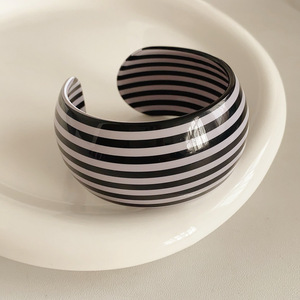 Pulsera Ancha Abierta de Acrílico con Rayas Geométricas de Moda - Accesorio Exagerado de Alta Gama, Único y de Nicho, Marca HR, Unisex - Product Image 6