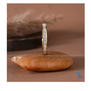 Anillo Chevron de Doble Hilera de Diamantes en Oro de 18K, Anillo de Diamantes Apilable Elegante y Atemporal con Brillantes Piedras Redondas de Corte Brillante - Product Image 2