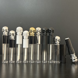 ISMAN Tubo de Brillo Labial con Diseño de Calavera Único para Halloween, 3ml 5ml, con Brocha Grande, Envase de Lápiz Labial con Tapa de Esqueleto, Embalaje Dorado, Plateado y Negro - Product Image 1
