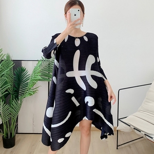 ชุดเดรสแฟชั่นพิมพ์ลายอัดพลีทสำหรับผู้หญิงชุดเดรสมิยาเกะทรงหลวมลำลองไซส์ใหญ่พิเศษ - Product Image 1
