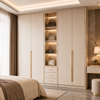 Armoire intégrée de luxe moderne avec finitions dorées, étagères et tiroirs à LED, placards sur mesure pour chambre