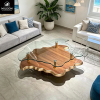 Table basse à double plateau avec un design en forme de mouton, dessus en placage de bois et verre transparent, avec une base en acier inoxydable doré