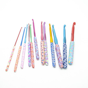 12 pezzi fiore stampato manico uncinetto Set ferri <span class=keywords><strong>da</strong></span> maglia filato con manico in ceramica morbida aghi all'uncinetto <span class=keywords><strong>accessori</strong></span> per cucire - Product Image 2