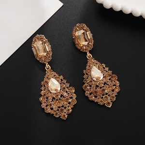 Boucles d'oreilles pour femmes en forme de larme de couleur champagne rétro européenne américaine, entièrement serties de diamants, pierres précieuses en cristal, accessoires en alliage de zinc - Product Image 2