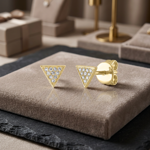 Boucles d'oreilles clous géométriques en or jaune naturel pour femme avec diamants taillés en triangle - Product Image 3