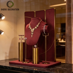 Kit de présentation de bijoux en microfibre rouge pour boutique de détail, avec buste à bijoux et porte-bagues en métal doré - Product Image 1