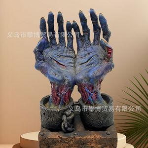 Décoration de main de zombie en résine pour Halloween avec chaîne et cadenas, ornement artisanal pour intérieur et extérieur - Product Image 3