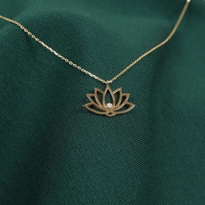 Nuovo Design <span class=keywords><strong>collana</strong></span> <span class=keywords><strong>fiore</strong></span> <span class=keywords><strong>di</strong></span> <span class=keywords><strong>loto</strong></span> 14k placcato oro zircone moda <span class=keywords><strong>fiore</strong></span> ciondolo <span class=keywords><strong>collana</strong></span> regalo gioielli - Product Image 5