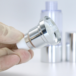 Botella Cosmética Transparente Esmerilada de Lujo con Anillo de Aluminio Plateado Mate y Dispensador Blanco de PP para Suero - Product Image 4