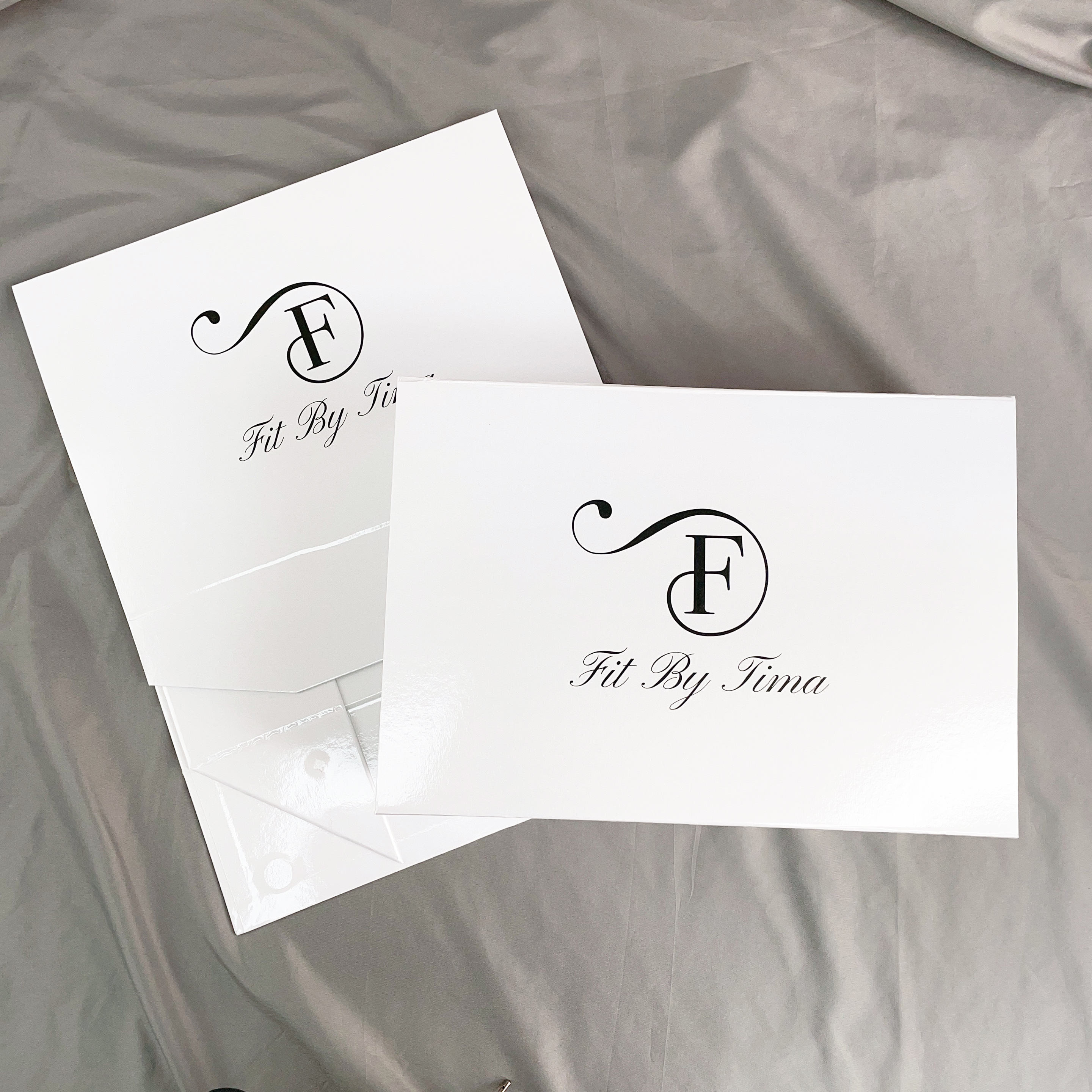 Magnetic box with magnet