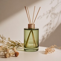 Coffrets de diffuseurs à roseaux classiques conçus pour améliorer l'ambiance de la pièce avec un flux de parfum constant et une présentation élégante