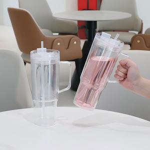 カスタム 40オンス ダブルウォール アクリル スノードームタンブラー プラスチック製ビアグラス 再利用可能 ハンドル付き蓋つき ドリンク・コーヒーカップ - Product Image 3