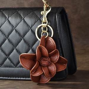 Llavero de Cuero PU Vintage con Flor de Camelia, Colgante para Espejo Retrovisor de Coche, Logotipo Personalizado, Regalo para Mujer, Recuerdo de Fiesta - Product Image 4