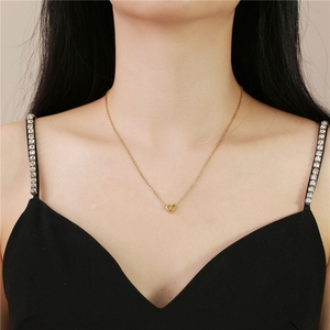 Collier personnalisé avec pendentif en forme de cœur en acier inoxydable plaqué or, avec initiale - Product Image 6