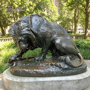 Estatua de León y Serpiente de Bronce Fundido TREVI |   Escultura de Animales Salvajes de Estilo Animalier, Fundida por la Método de la Cera Perdida, para Decoración de Jardines y Propiedades Exteriores - Product Image 1