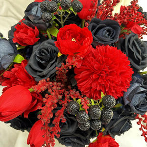 Arreglo Floral de Seda Hecho a Mano de Lujo, Rosas Rojas y Negras, Bayas, Decoración para el Día de San Valentín - Product Image 5