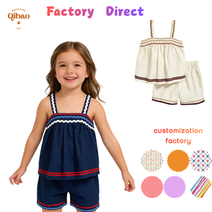 Completo da bambina in 2 pezzi <span class=keywords><strong>con</strong></span> top senza maniche e pantaloncini <span class=keywords><strong>con</strong></span> ricamo <span class=keywords><strong>rosso</strong></span> bianco blu - Product Image 1