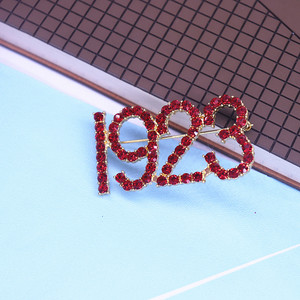 Grande Qualidade Metal Chapeamento De Ouro Diamante Vermelho Aniversário Fundado Anos Número 1923 Broche Pin Jóias Personalizadas - Product Image 4