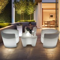 Table basse moderne lumineuse en forme de trèfle à quatre feuilles, en plastique PE, table d'appoint LED colorée pour la décoration intérieure et extérieure