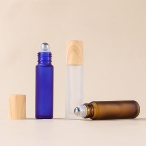Flacon roll-on brun 10 ml, flacon <span class=keywords><strong>de</strong></span> <span class=keywords><strong>parfum</strong></span> transparent givré, flacon d'huile essentielle en verre bleu avec bouchon en <span class=keywords><strong>bois</strong></span> <span class=keywords><strong>grain</strong></span>é - Product Image 4