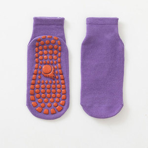 Chaussettes de yoga antidérapantes pour adultes, idéales pour l'été, chaussettes de sol tricotées pour l'éveil des jeunes enfants, avec semelle antidérapante et logo personnalisable sur le bord du mollet et le bas. - Product Image 3