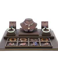 Ensemble complet de présentoirs à bijoux DIGU - Supports de présentation en PU marron avec buste pour colliers, barre en T pour boucles d'oreilles, support pour bracelets, plateau pour bagues