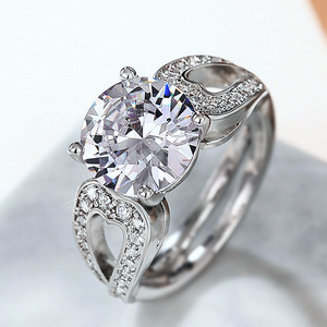 Anello Classico da Donna con Design a Croce Cava a Quattro Punte - Product Image 1