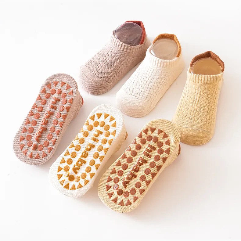 Calcetines de retales de moda personalizados para niños pequeños, calcetines de algodón transpirables y cómodos de malla, calcetines de suelo de bebé de colores arcoíris