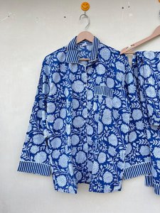 Chemise de nuit décontractée en coton à manches longues pour femme, motif floral bleu imprimé, col mandarin, longueur intégrale, idéale pour le printemps - Product Image 2