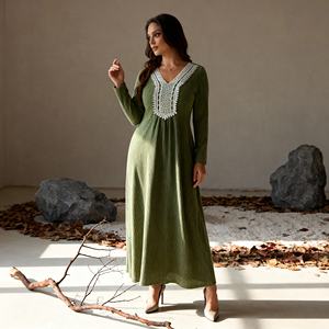 Robe Abaya longue élégante en polyester de qualité supérieure pour femmes musulmanes avec design personnalisé, tissu de haute qualité et mode modeste - Product Image 2