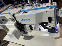 Machine à boutonnières Jack 782G conçue pour coudre les boutonnières sur les chemises et chemisiers pour hommes et femmes, les vêtements de travail et les vêtements pour femmes.