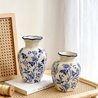 Vase en porcelaine bleu et blanc vintage avec une touche haut de gamme pour le bureau, le salon, la décoration de table à manger, les ornements floraux
