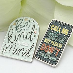 Bonito broche decorativo a granel <span class=keywords><strong>de</strong></span> Metal personalizado novedad Pin <span class=keywords><strong>de</strong></span> solapa insignia Logo esmalte suave belleza Mini corazón Patchwork insignia corazón Pin - Product Image 3